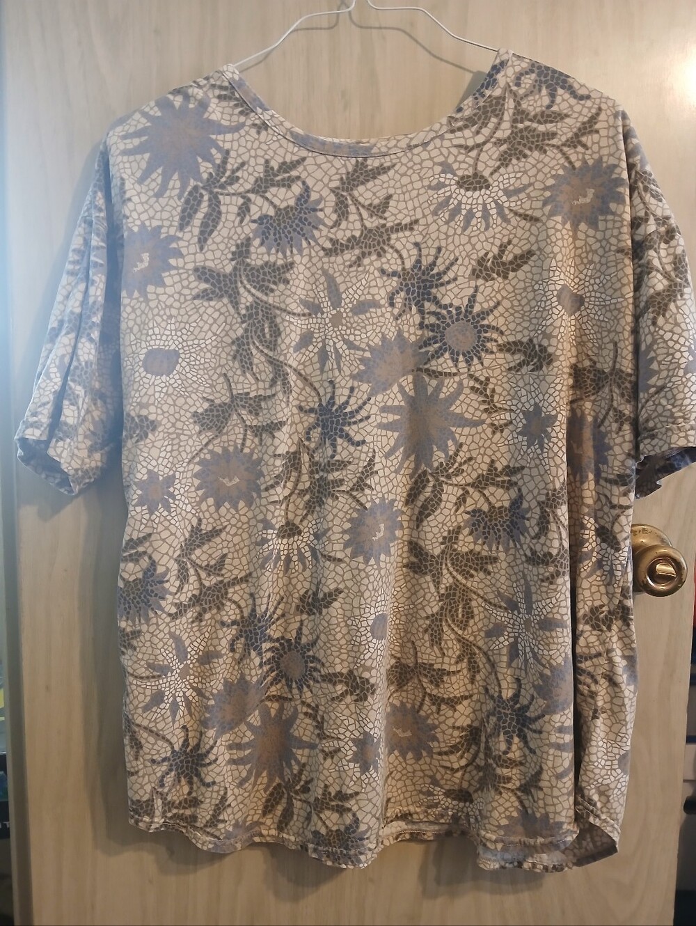EXTRA TOUCH INTERNATIONAL WOMEN'S WHITE, GRAY& BLUE FLORAL PLUS SIZE 2X TOP